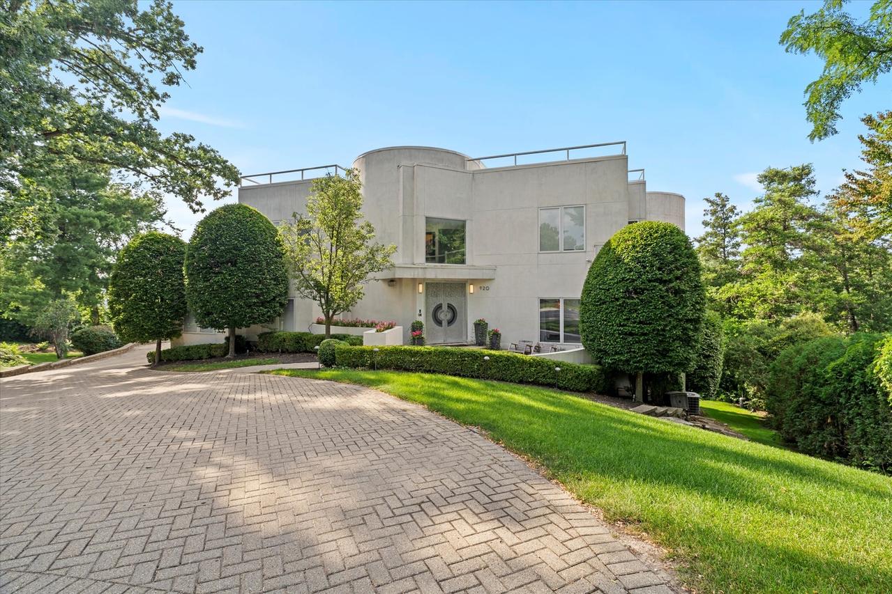920 Saint Stephen's Green, Oak Brook, IL 60523