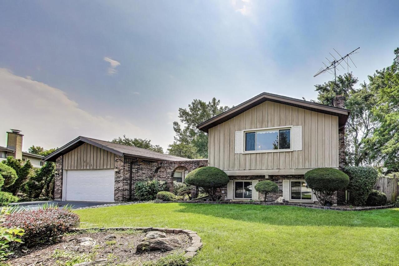 823 N. Cambridge Row Rd., Addison, IL 60101