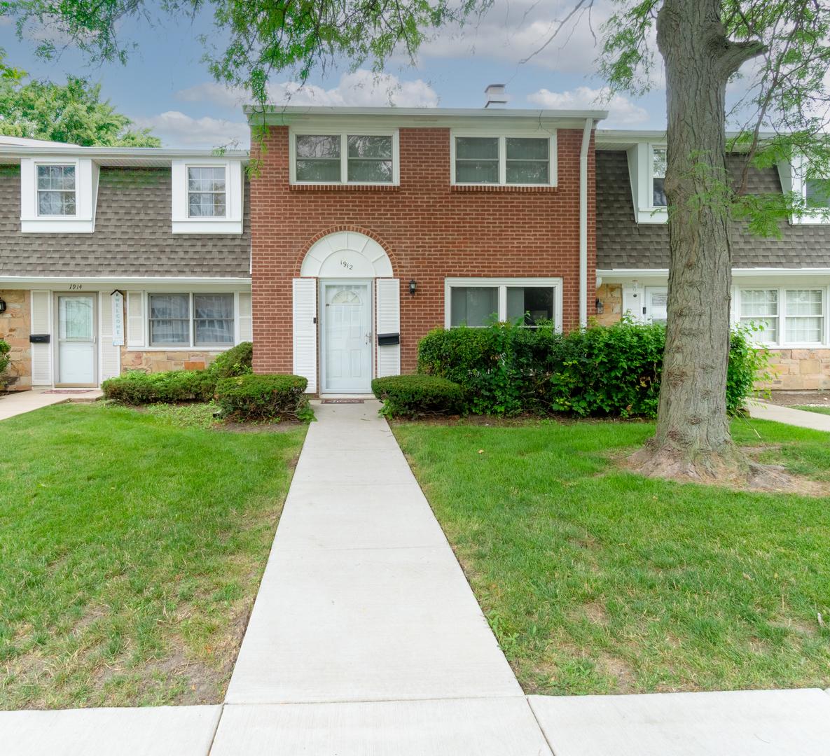 1912 Finchley Ct., Schaumburg, IL 60194