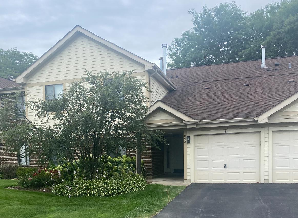823 E Coach Rd. #8, Palatine, IL 60074