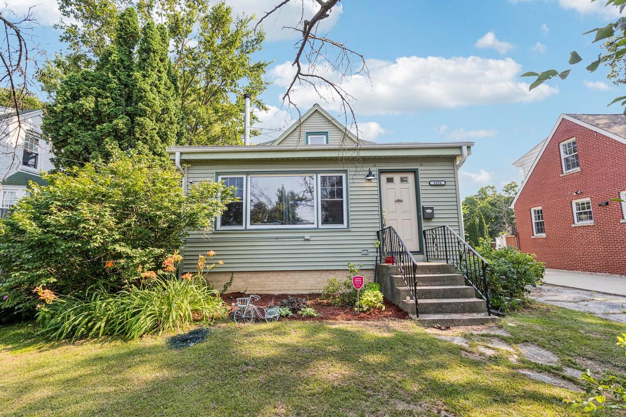 1656 Harding Rd., Northfield, IL 60093