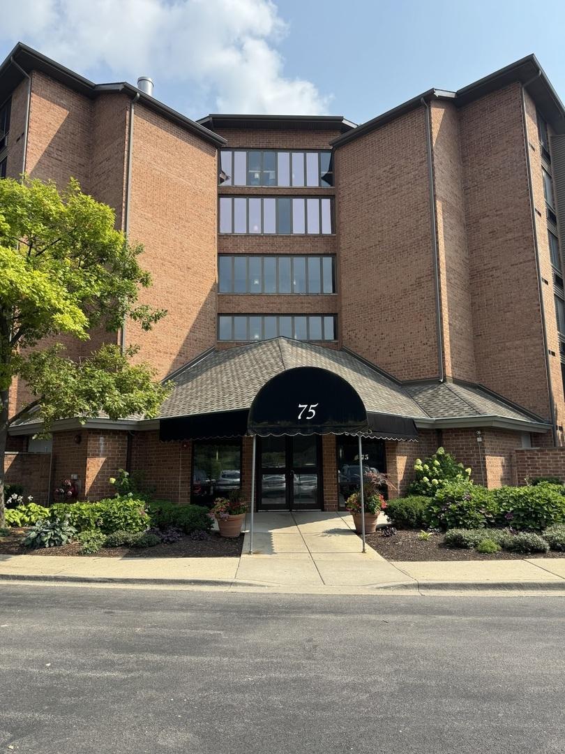 75 Kristin Cir. #302, Schaumburg, IL 60195