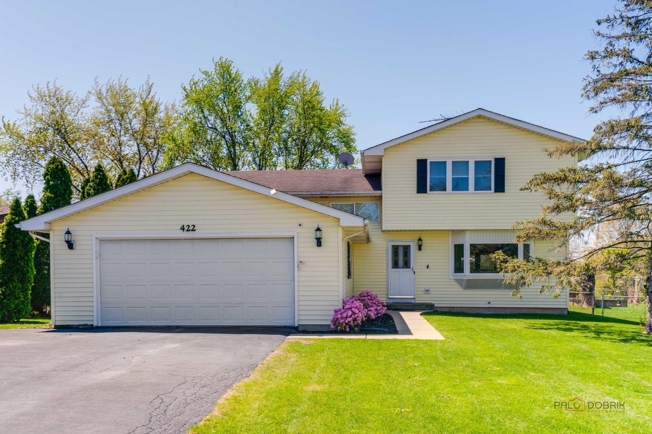 422 S Thornwood Dr., Lindenhurst, IL 60046