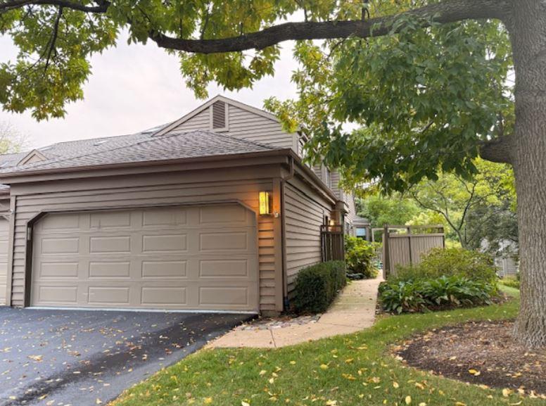 728 Golf Ln., Lake Barrington, IL 60010