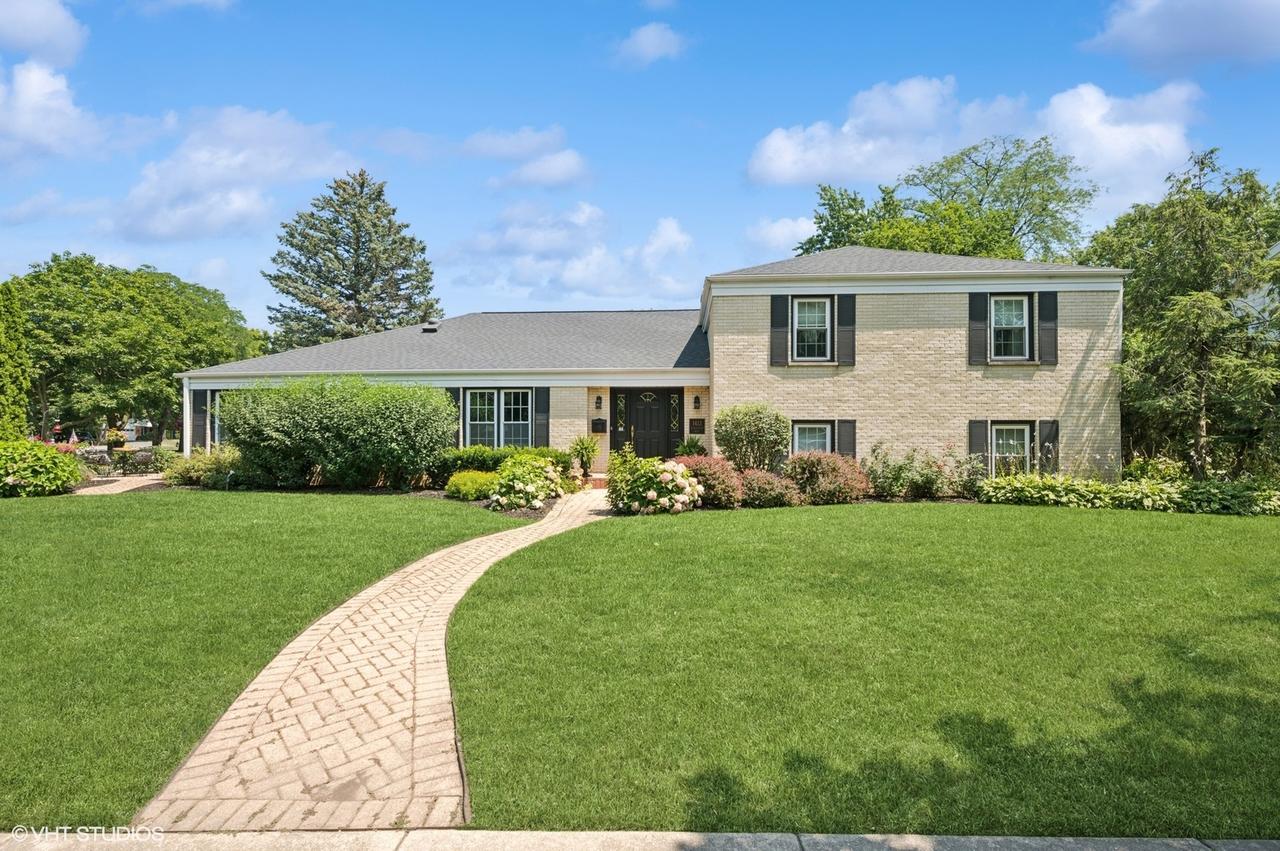 1413 Blackthorn Dr., Glenview, IL 60025