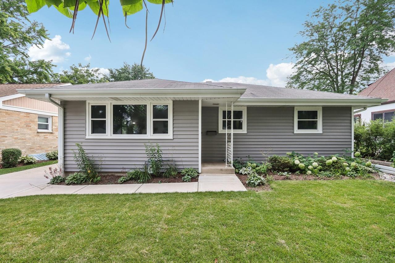 324 N Shaddle Ave., Mundelein, IL 60060