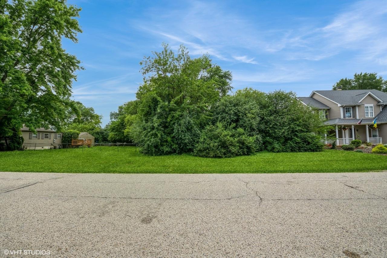 5511 Greenview Rd., Oakwood Hills, IL 60013