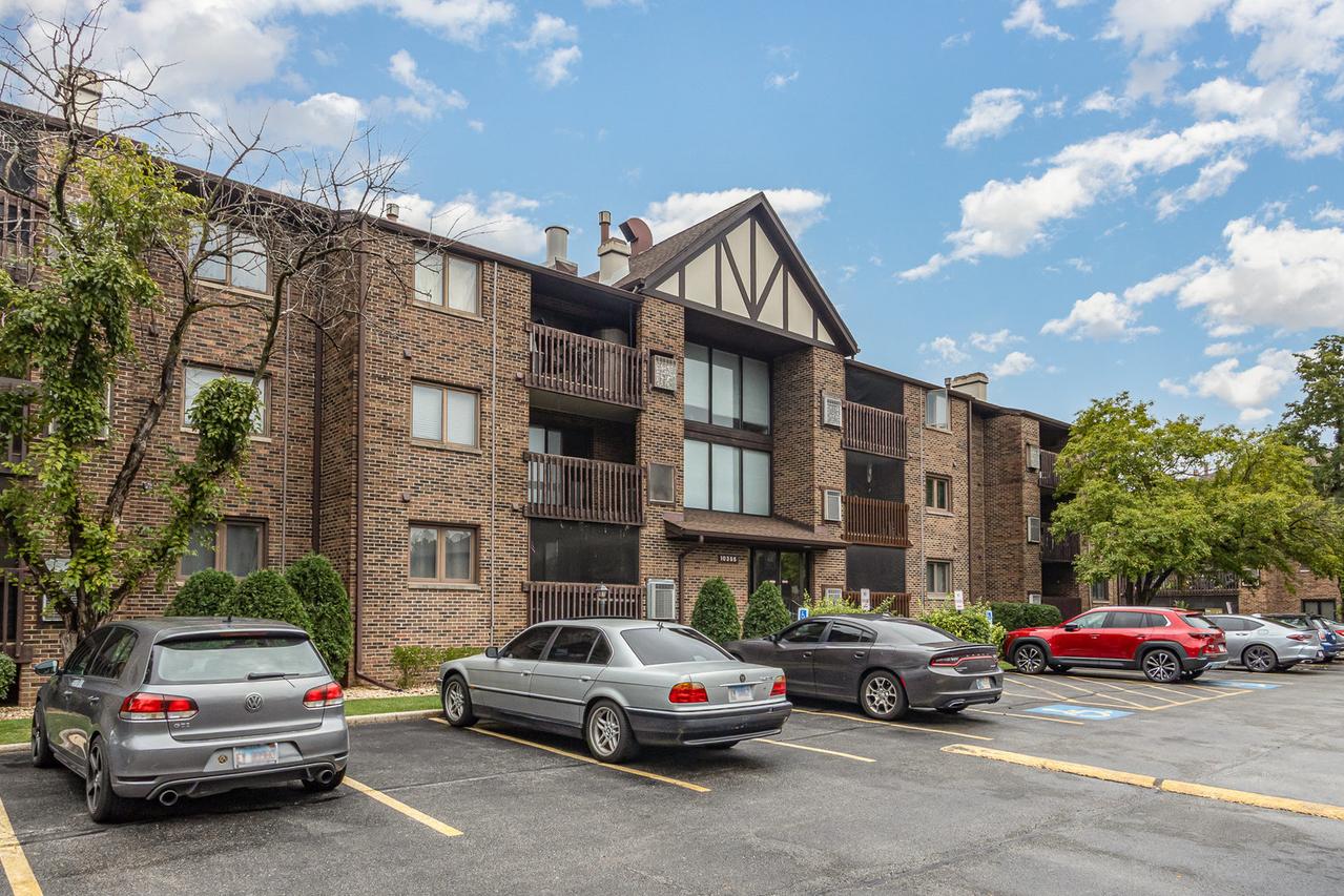 10355 Menard Ave. #216, Oak Lawn, IL 60453