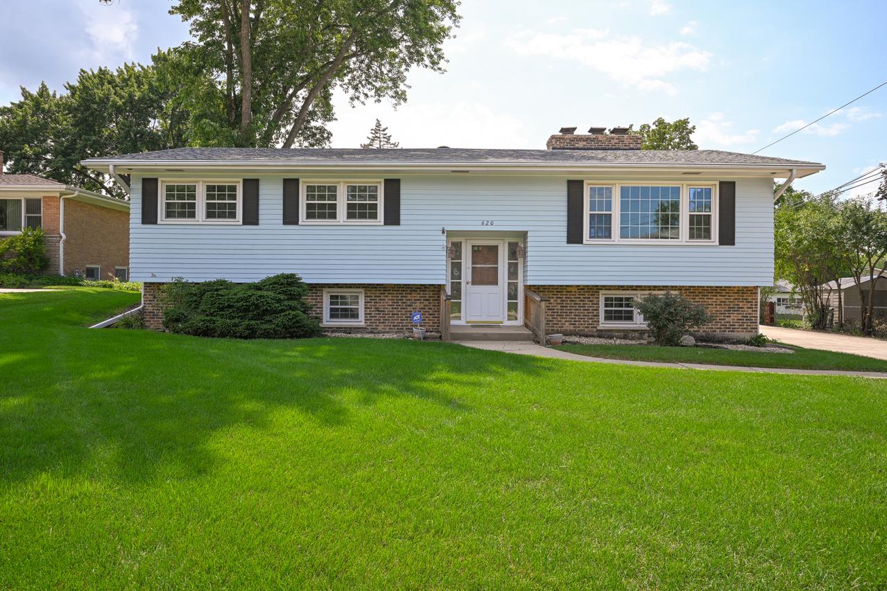 620 Pinecroft Dr., Roselle, IL 60172