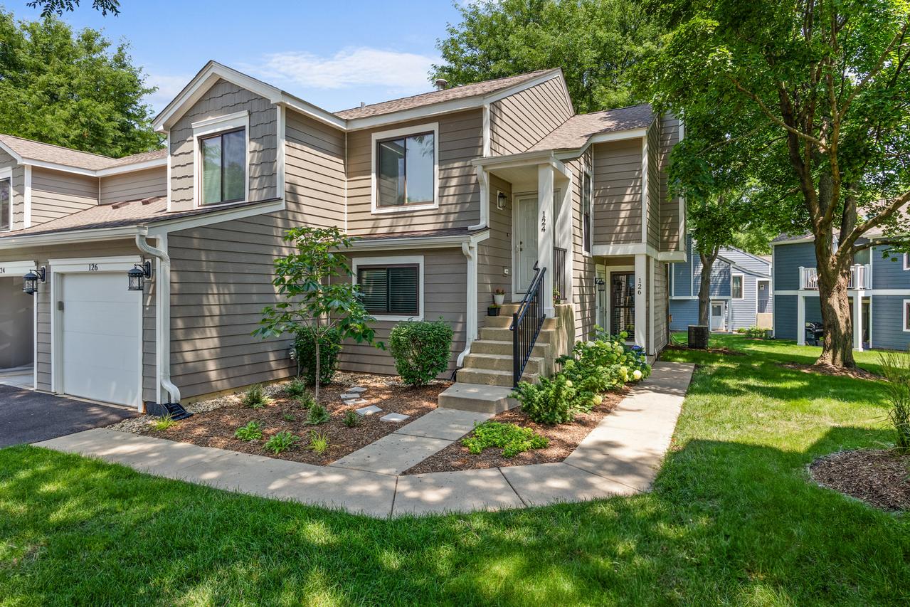 126 Manchester Ct., Schaumburg, IL 60193