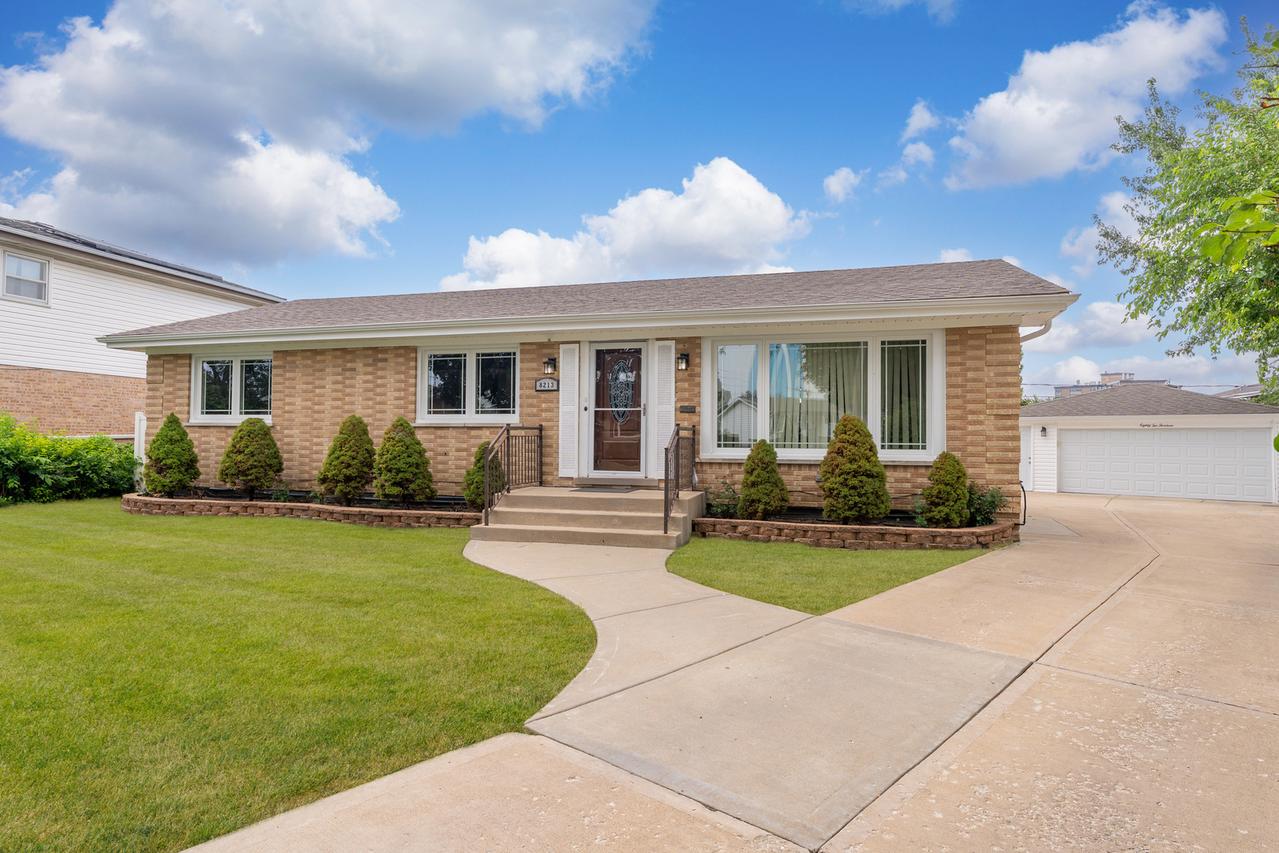 8213 W Lyons St., Niles, IL 60714
