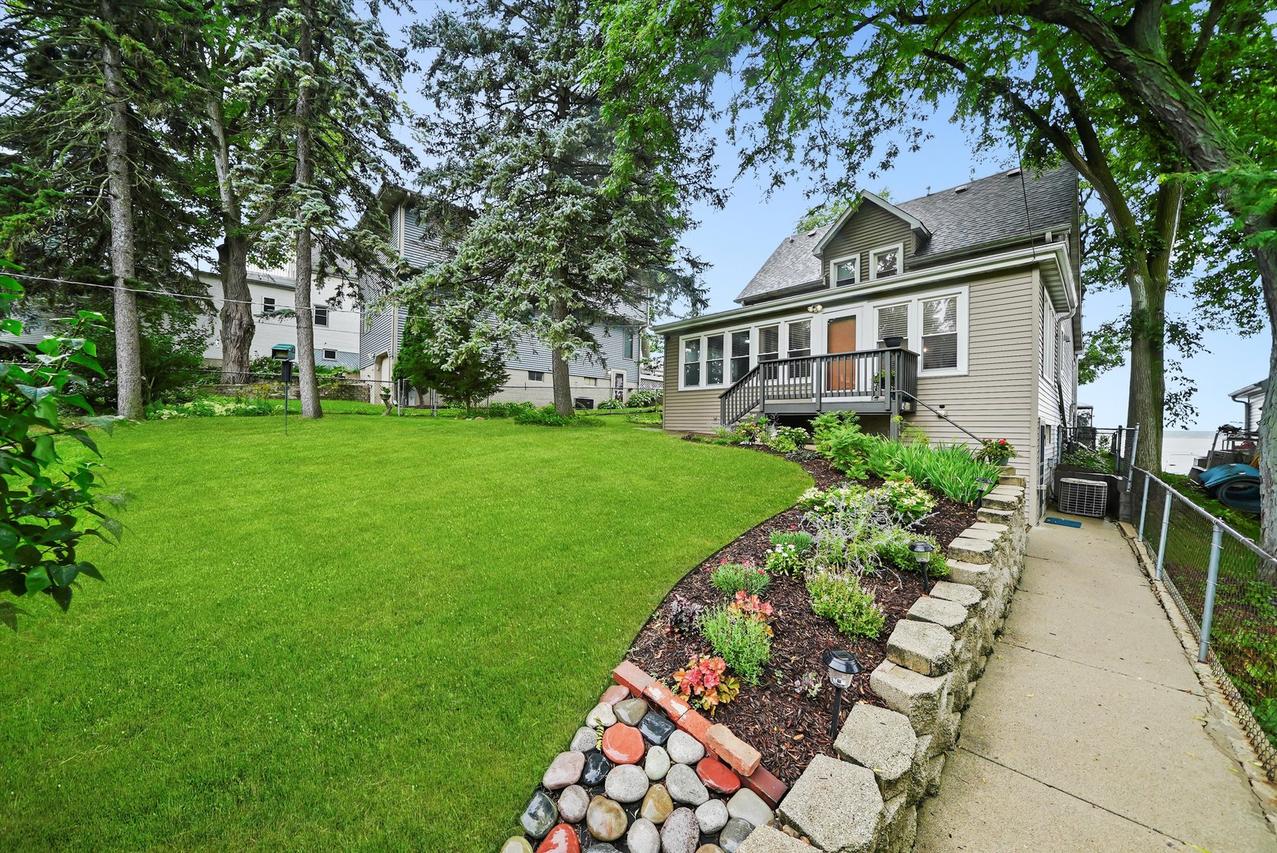 96 Lake Ln., Fox Lake, IL 60020