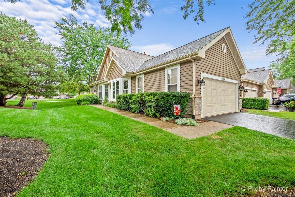 1079 Ridgefield Cir., Carol Stream, IL 60188