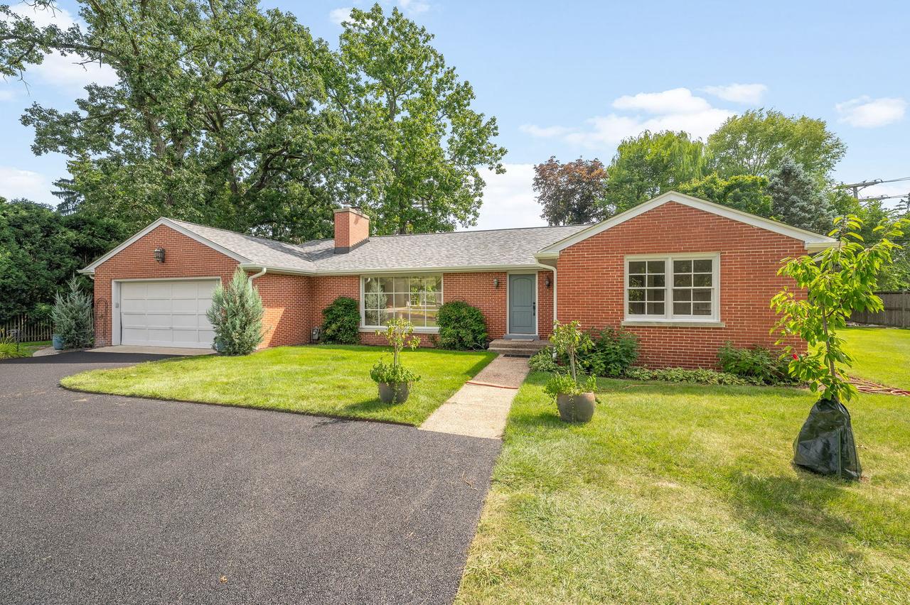 985 W Deerpath Rd., Lake Forest, IL 60045