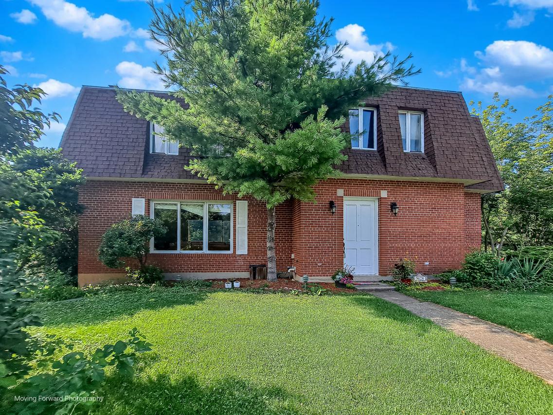 8428 Creekside Ln., Darien, IL 60561