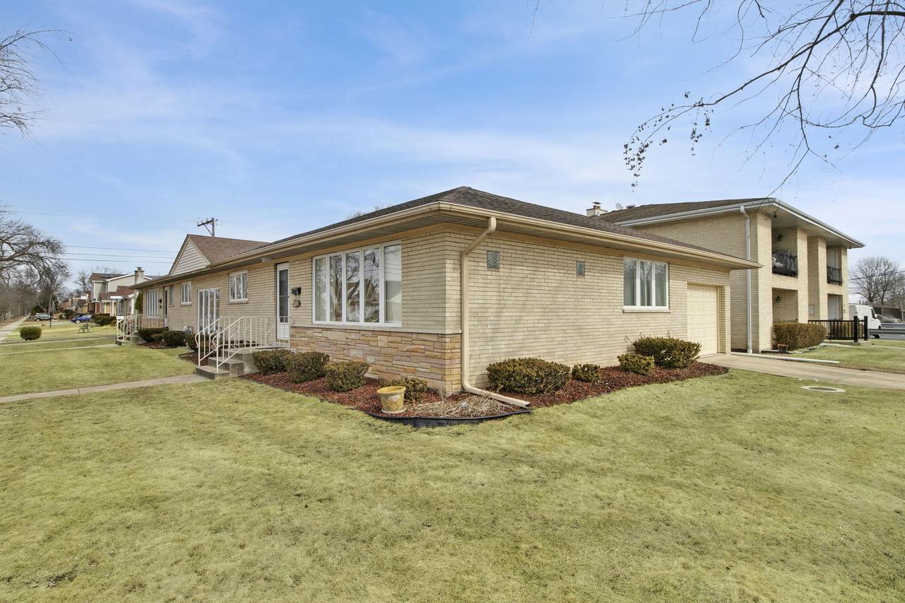 2549 S 2nd Ave., North Riverside, IL 60546