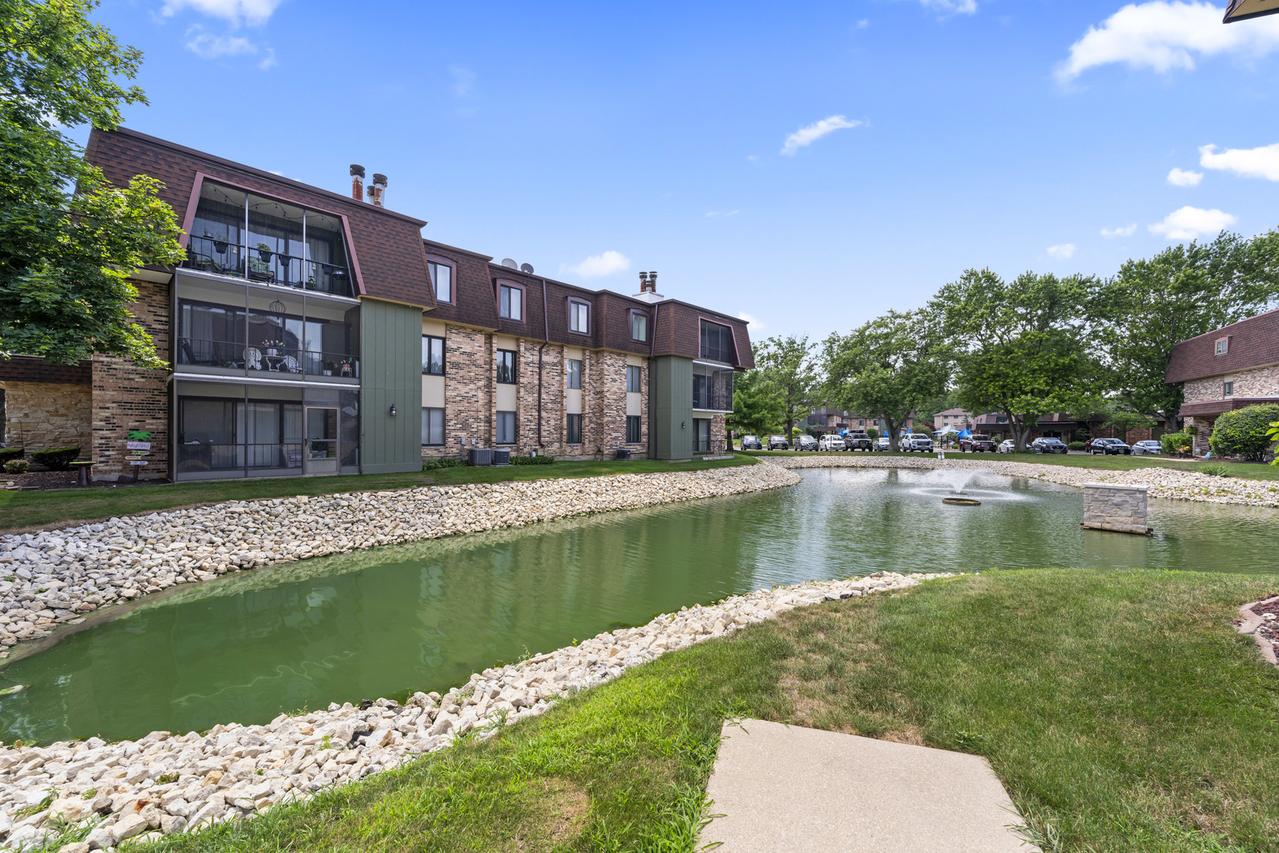11138 Center Rd. #D22, Palos Hills, IL 60465