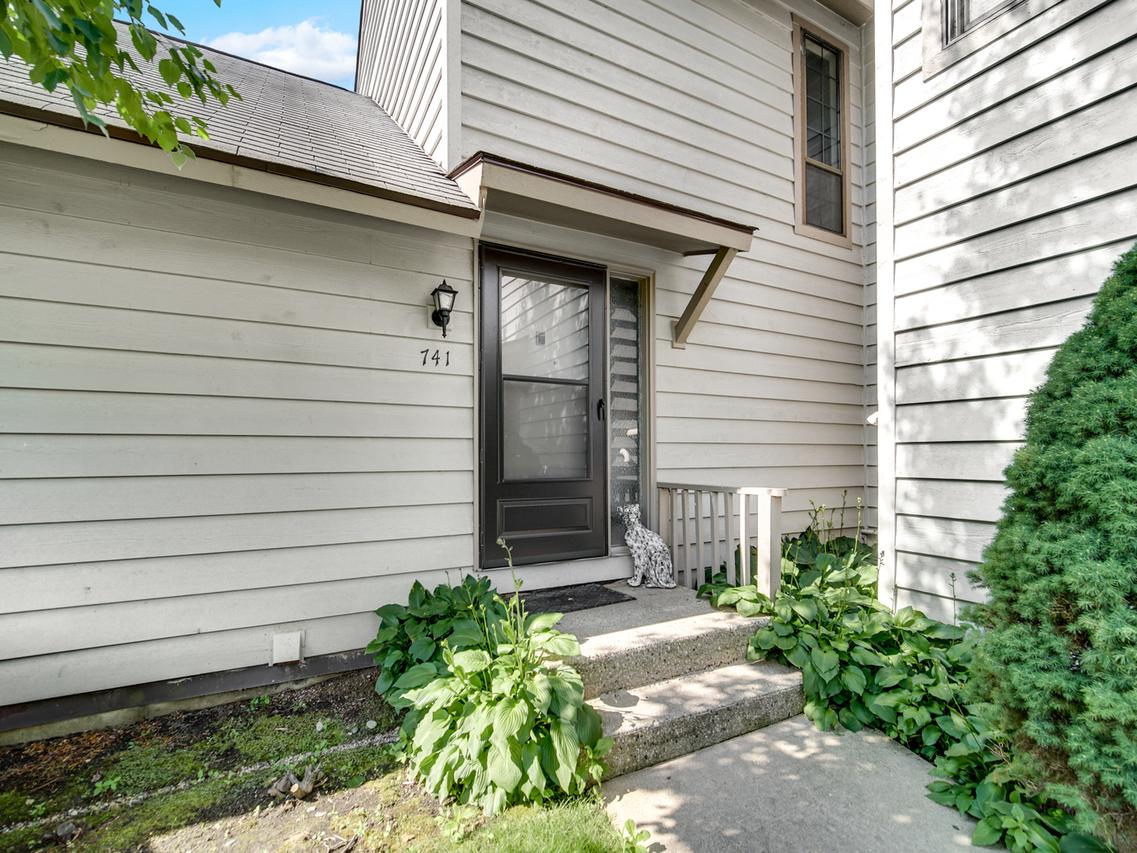 741 Colby Ct., Gurnee, IL 60031
