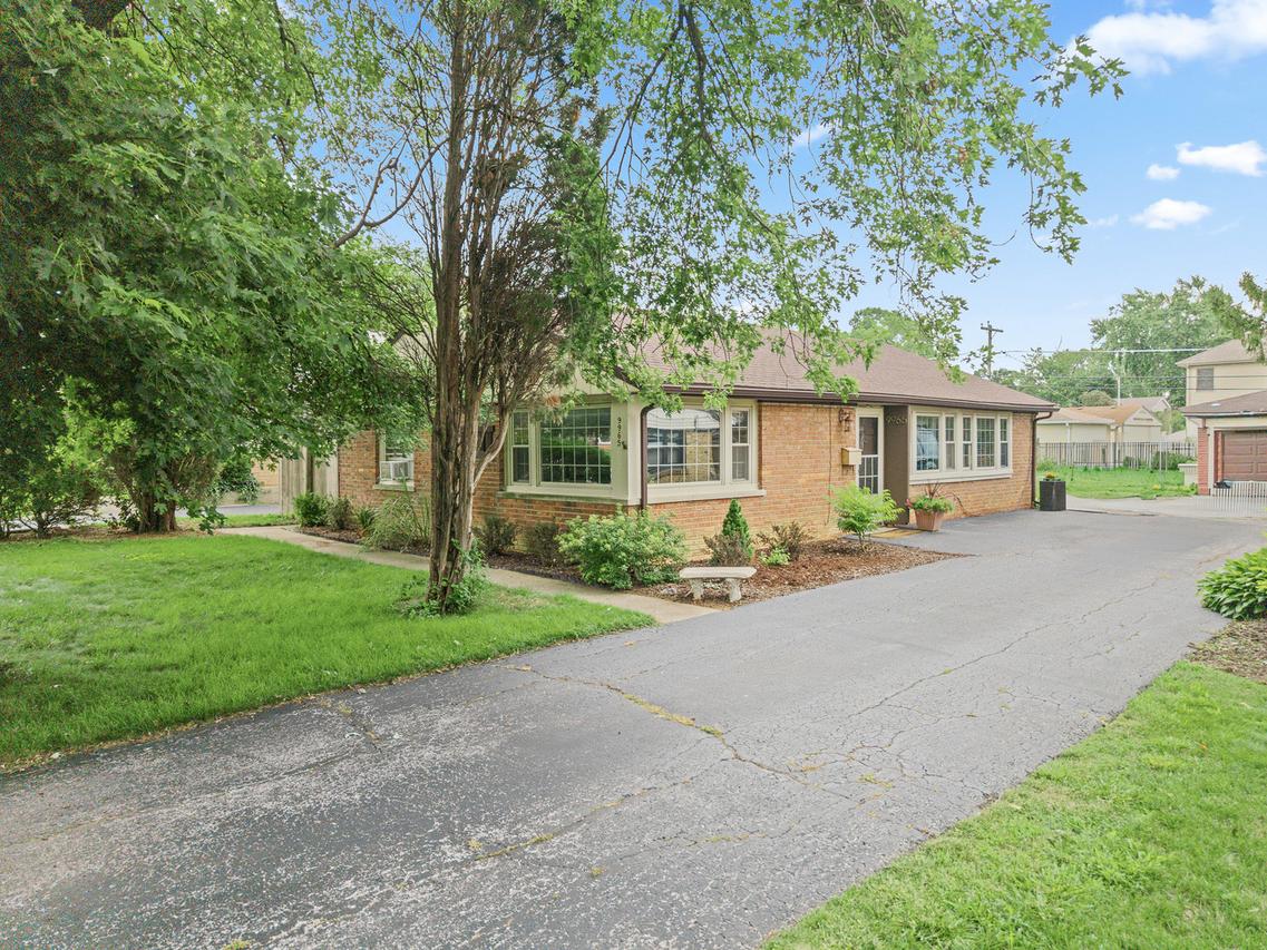 9965 Elm Circle Dr., Oak Lawn, IL 60453
