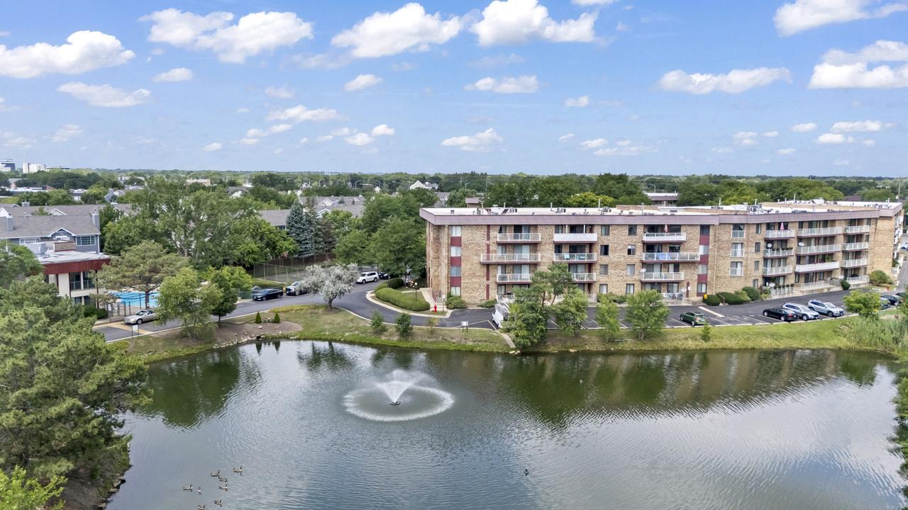 5450 Astor Ln. #216, Rolling Meadows, IL 60008