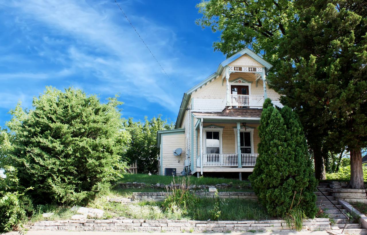 472 Division St., Elgin, IL 60120