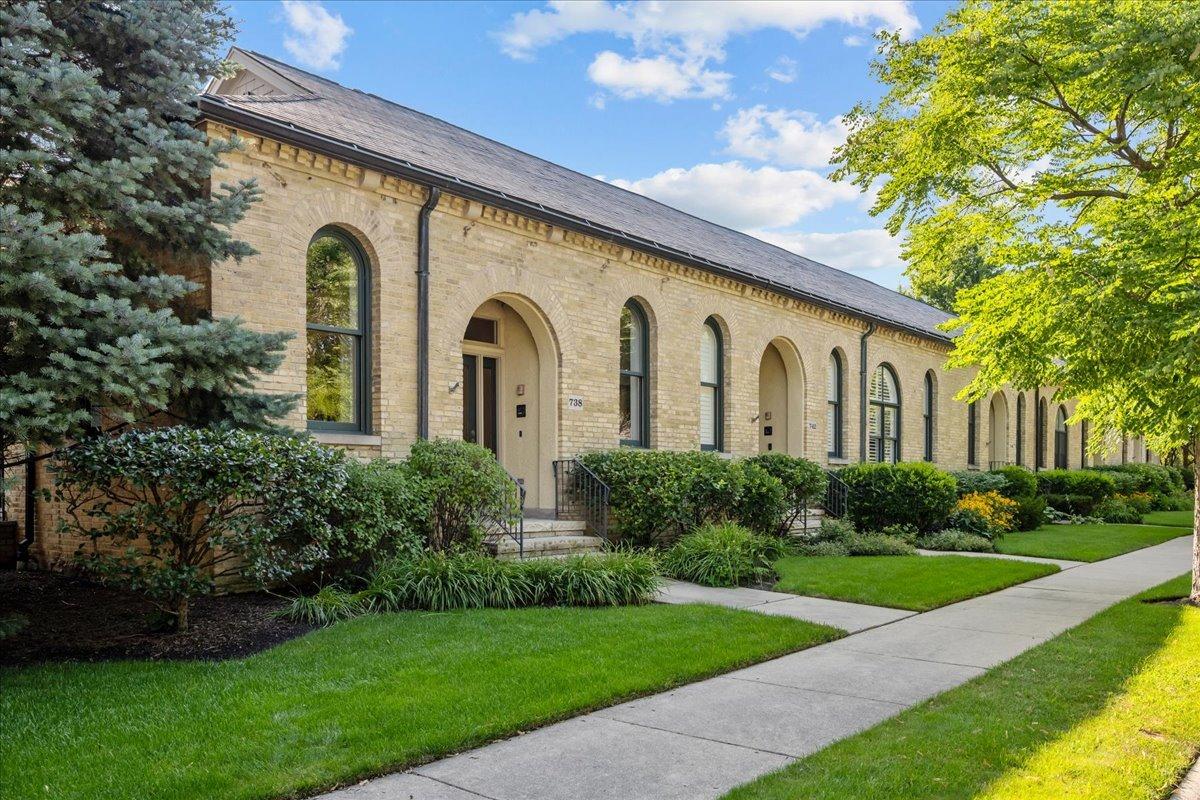 738 Lyster Rd., Highwood, IL 60040