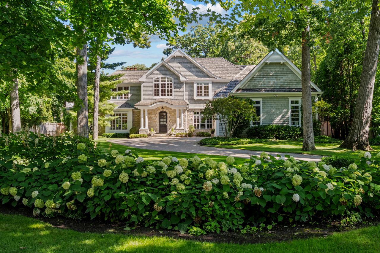 326 E Witchwood Ln., Lake Bluff, IL 60044