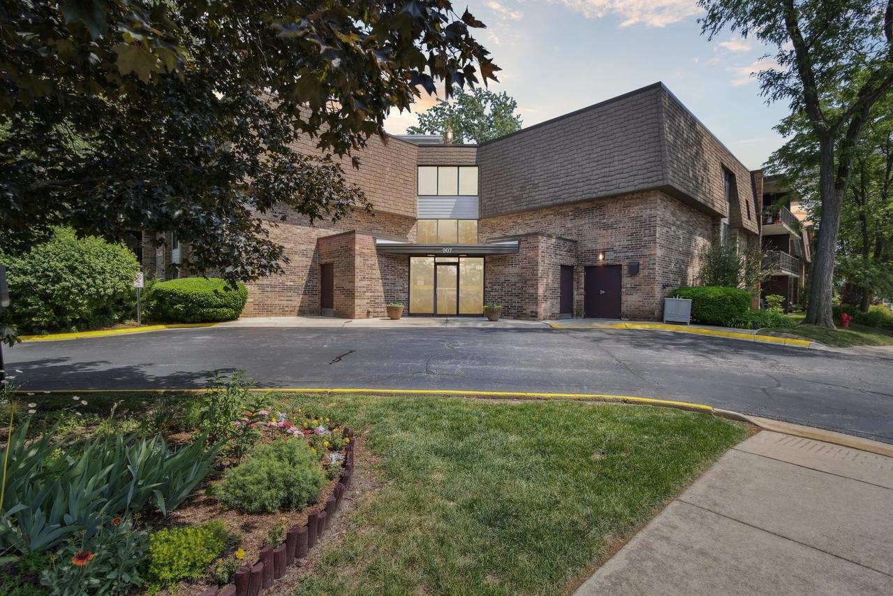 907 S Williams St. #206, Westmont, IL 60559
