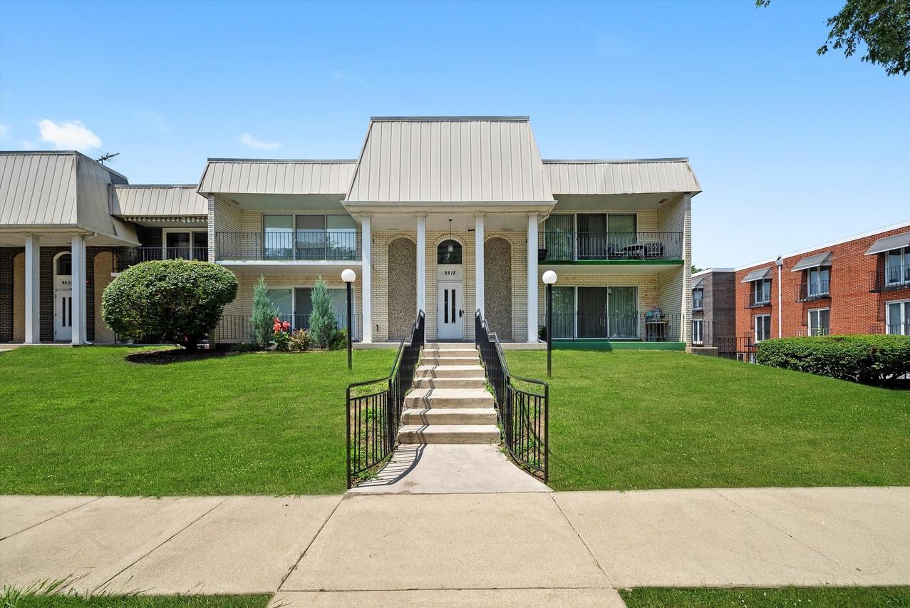 9818 S Karlov Ave. #D, Oak Lawn, IL 60453