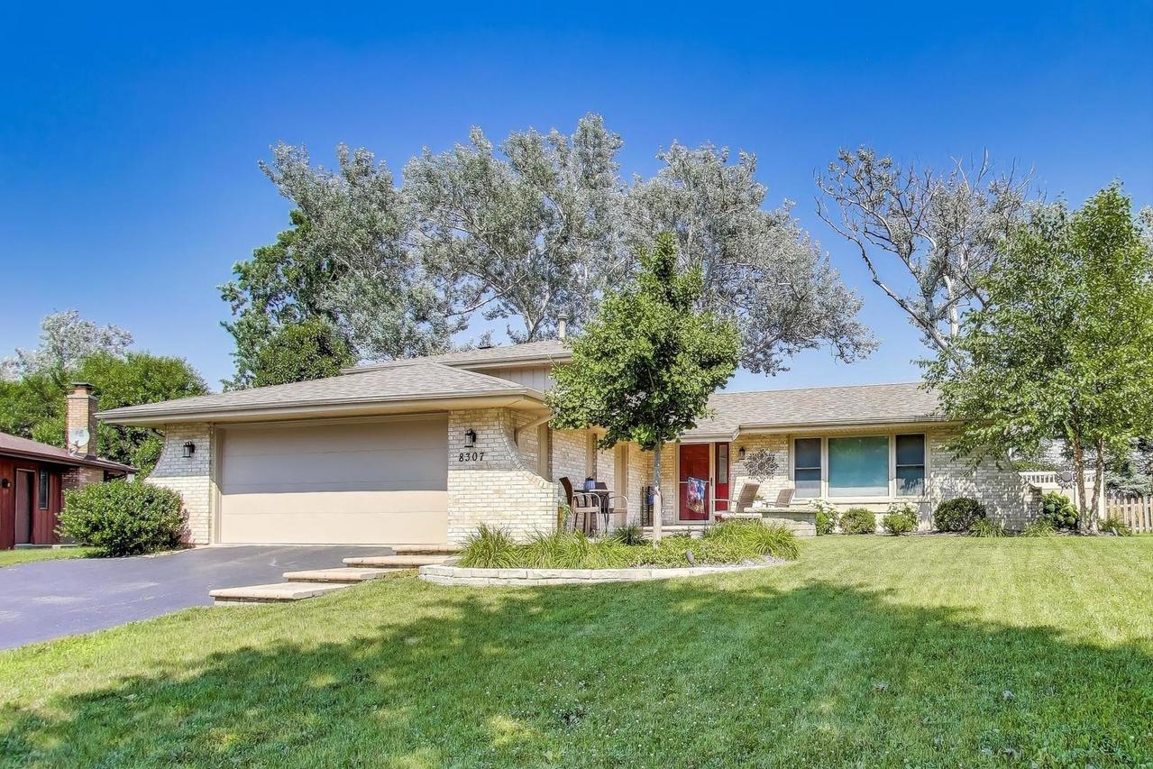 8307 Chelsea Ln., Woodridge, IL 60517