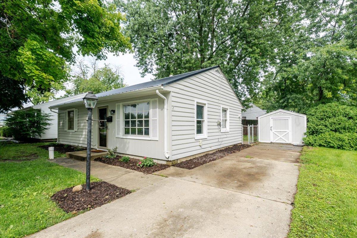 307 Meadows Ave., Bloomington, IL 61701