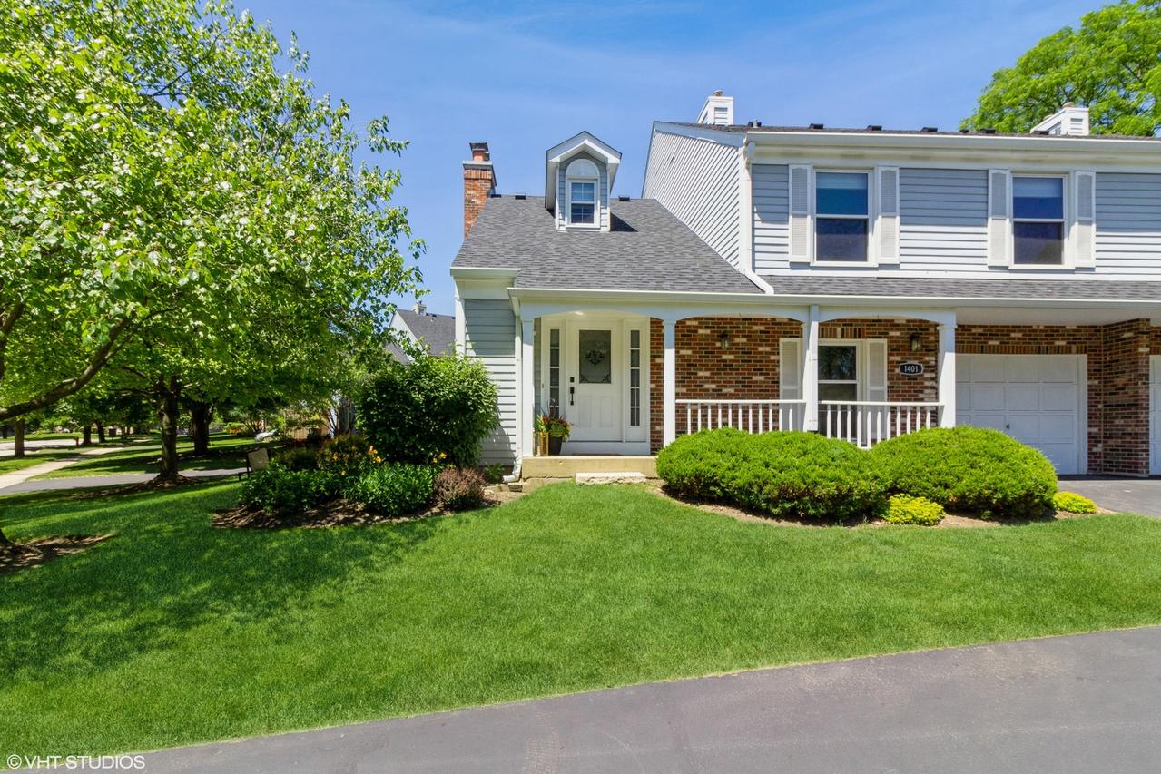 1401 Queensgreen Cir., Naperville, IL 60563