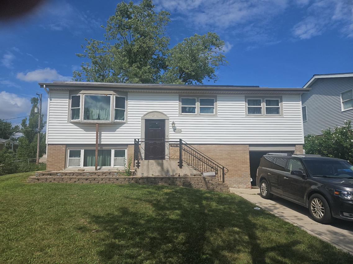 9052 W 92nd St., Hickory Hills, IL 60457