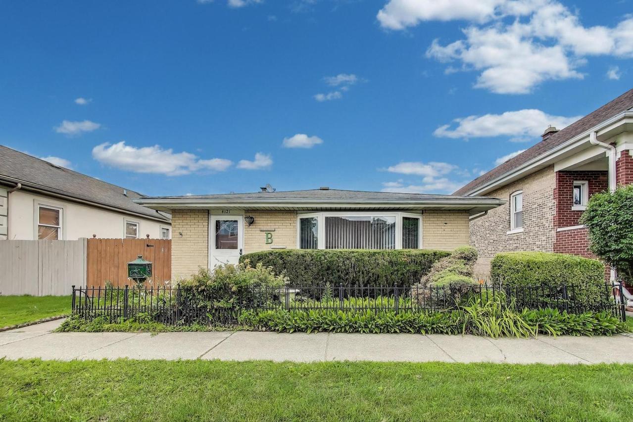 4121 Maple Ave., Lyons, IL 60534