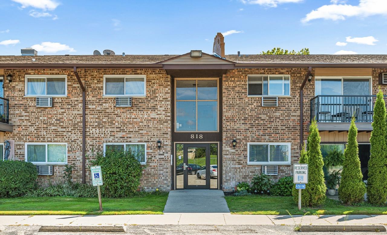 818 E Old Willow Rd. #101, Prospect Heights, IL 60070