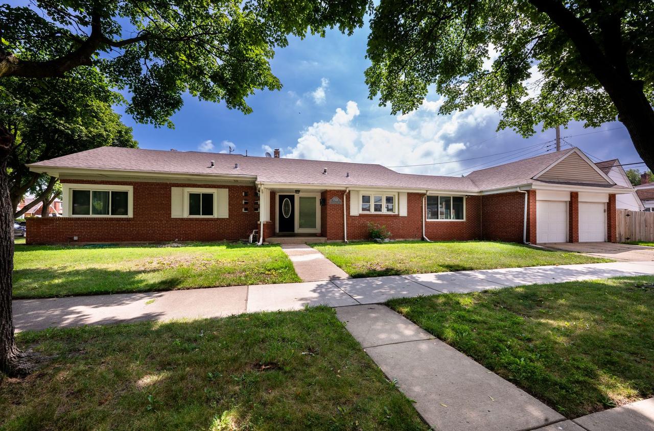 7521 N Albany Ave., Chicago, IL 60645