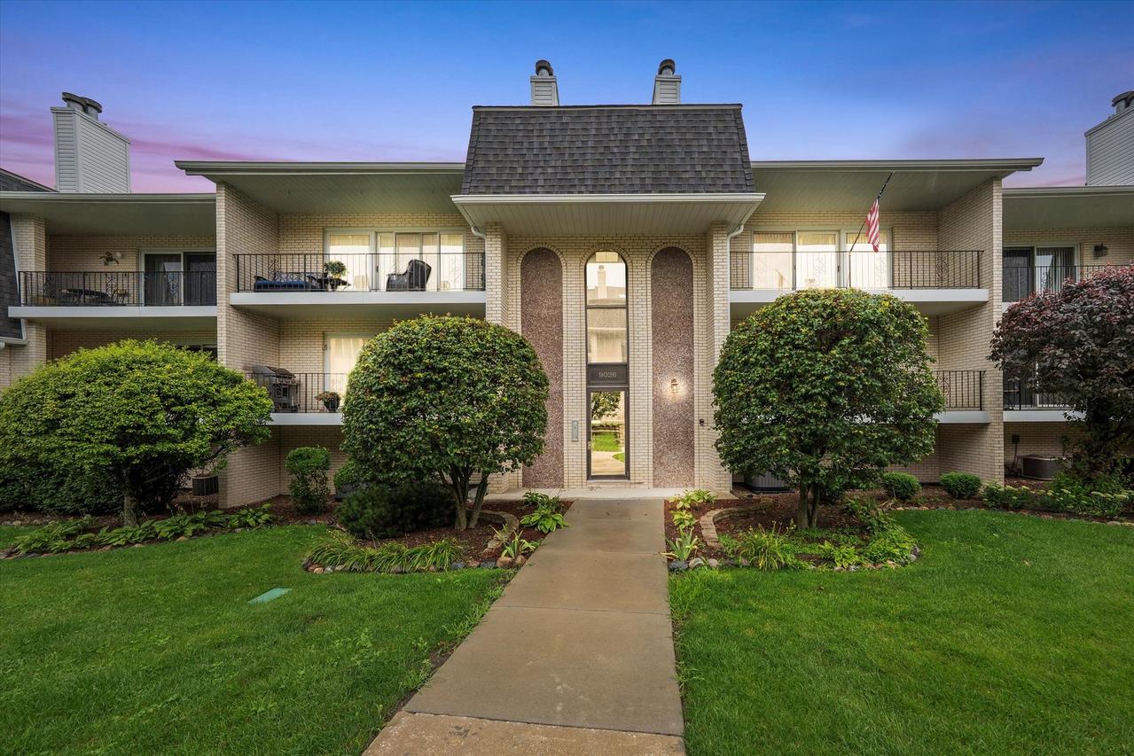 9026 Del Prado Dr. #2N, Palos Hills, IL 60465