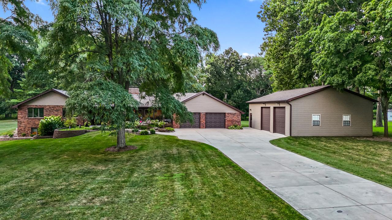 1902 Forest View Dr., Mahomet, IL 61853