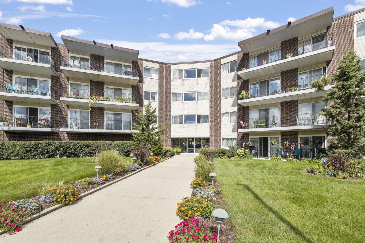 5540 Walnut Ave. #15B, Downers Grove, IL 60515