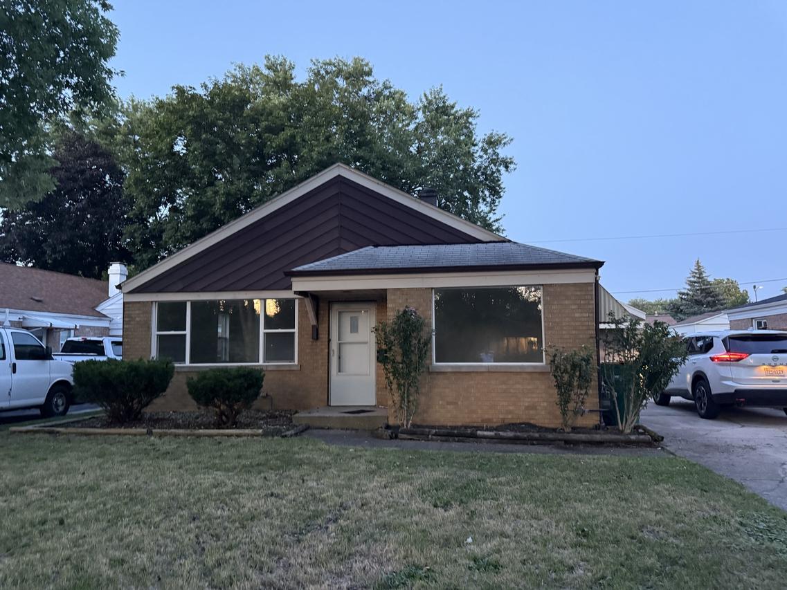 10855 S Komensky Ave., Oak Lawn, IL 60453