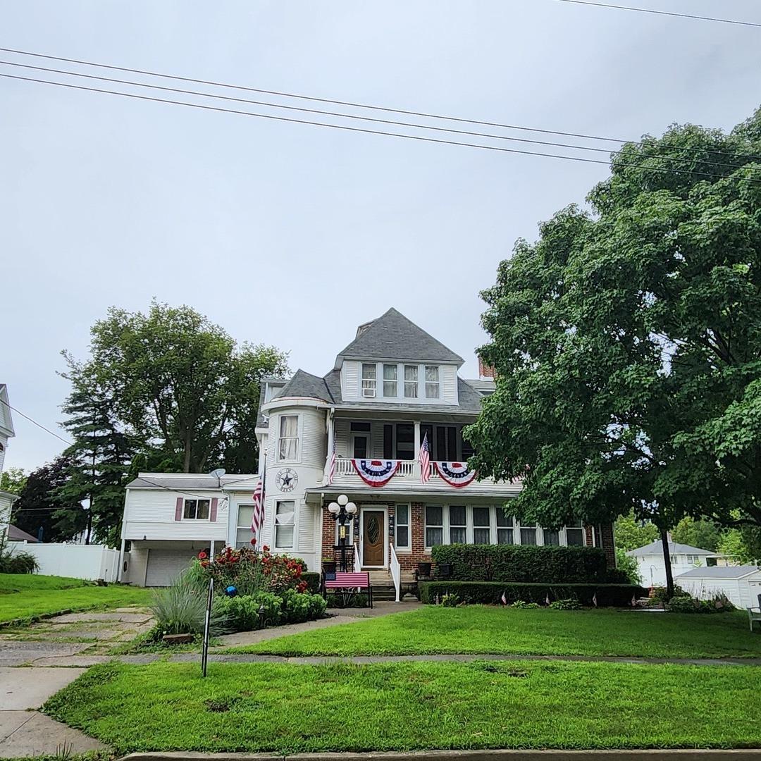 330 E Locust St., Watseka, IL 60970