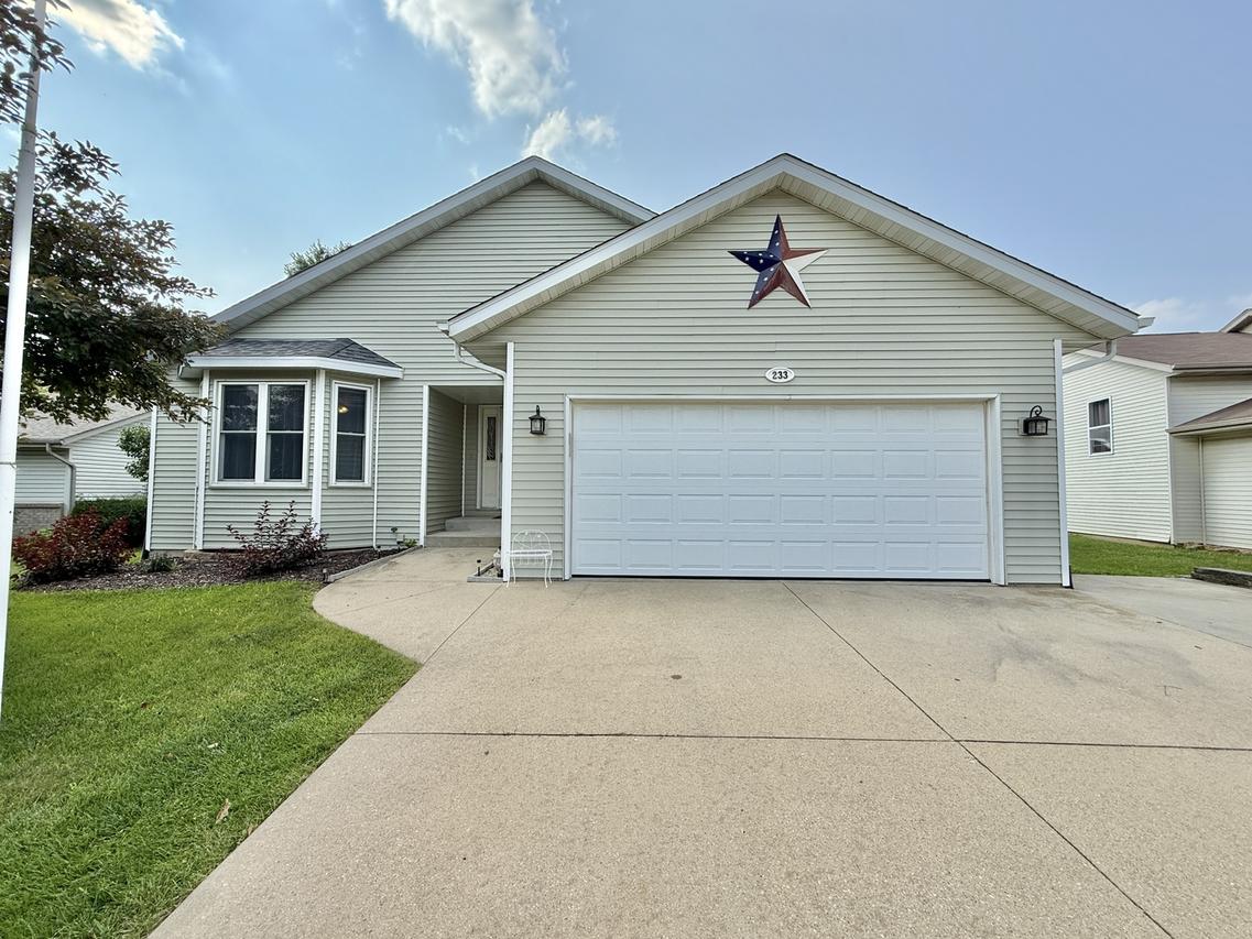233 Briar Cliff St., Poplar Grove, IL 61065