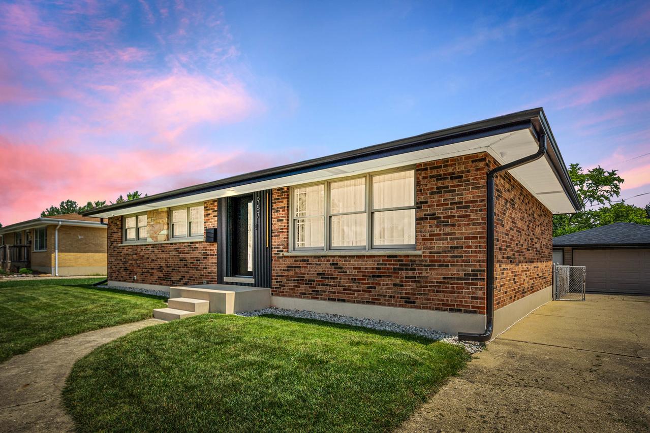 957 N Howard Ave., Addison, IL 60101