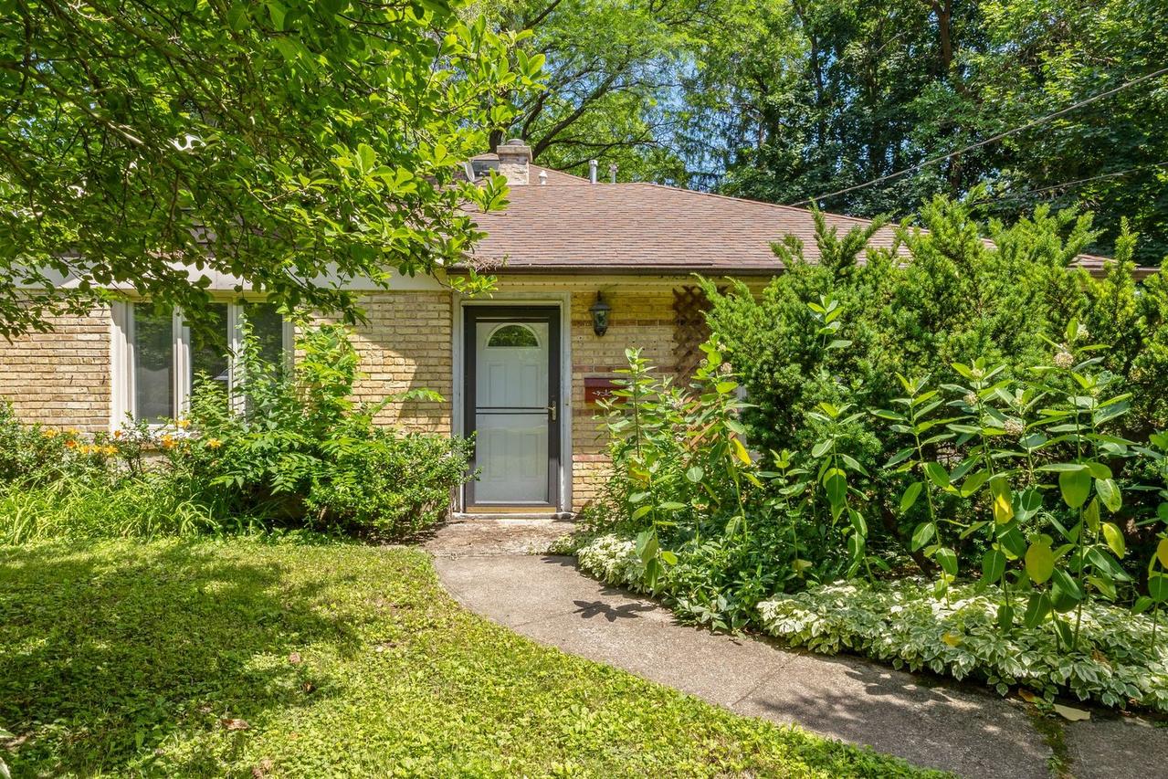 614 Riverside Dr., Libertyville, IL 60048