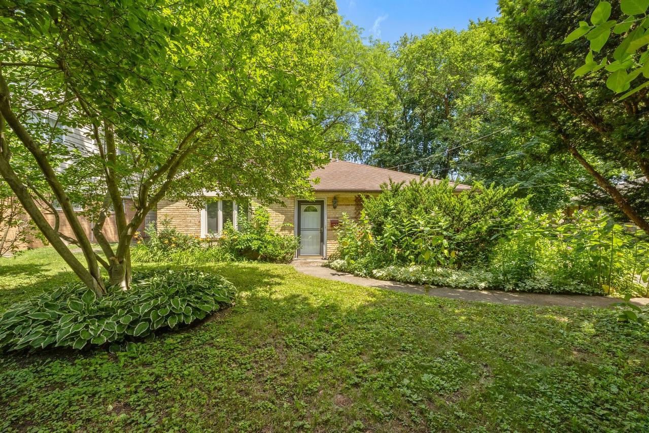 614 Riverside Dr., Libertyville, IL 60048