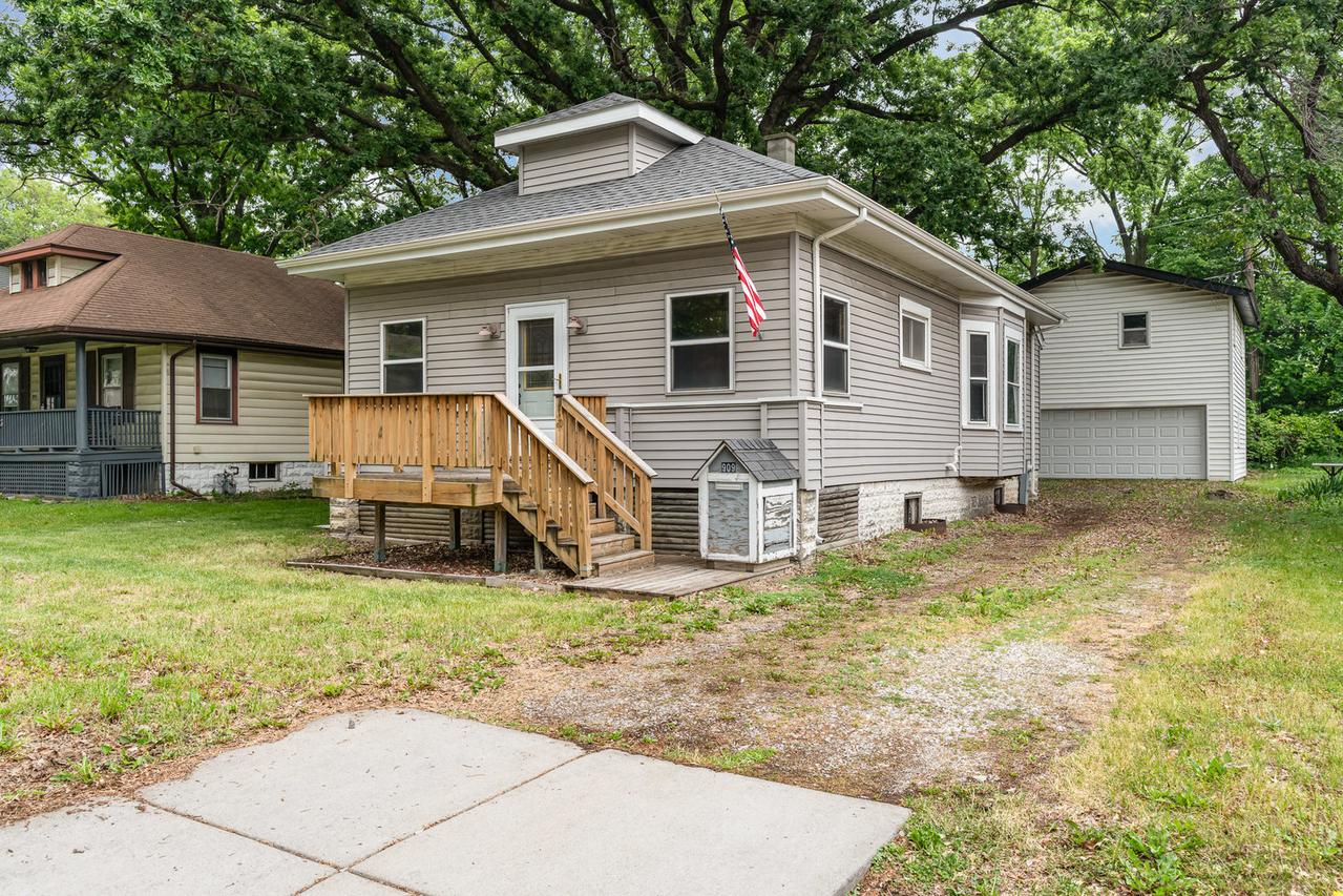 909 Woods Ave., Joliet, IL 60436