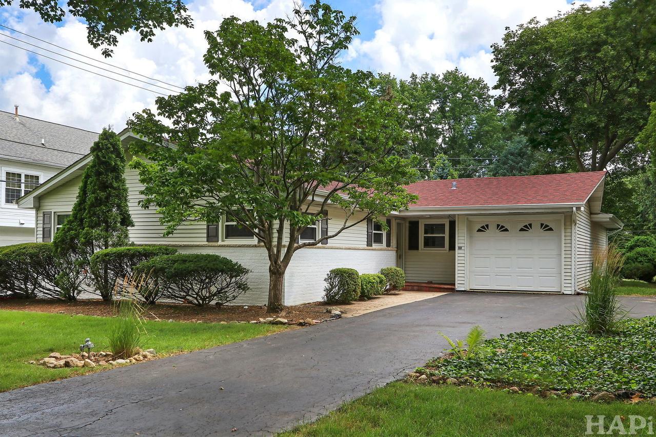 861 Beach Pl., Mundelein, IL 60060