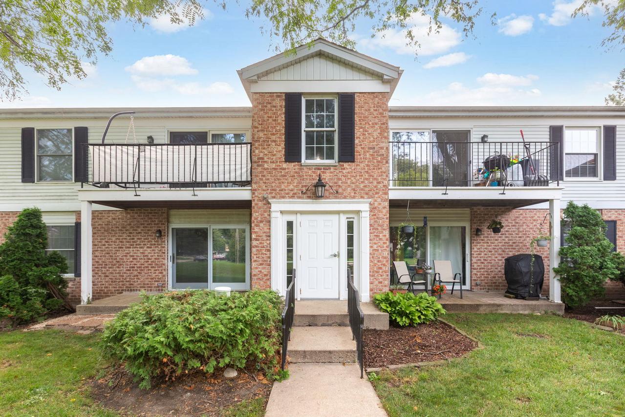 961 Golf Course Rd. #6, Crystal Lake, IL 60014