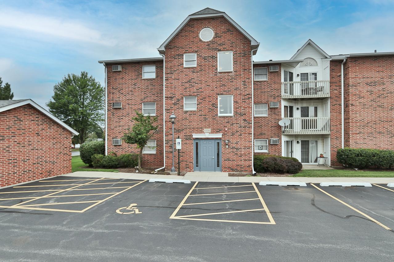 1330 Cunat Ct. #1B, Lake In The Hills, IL 60156