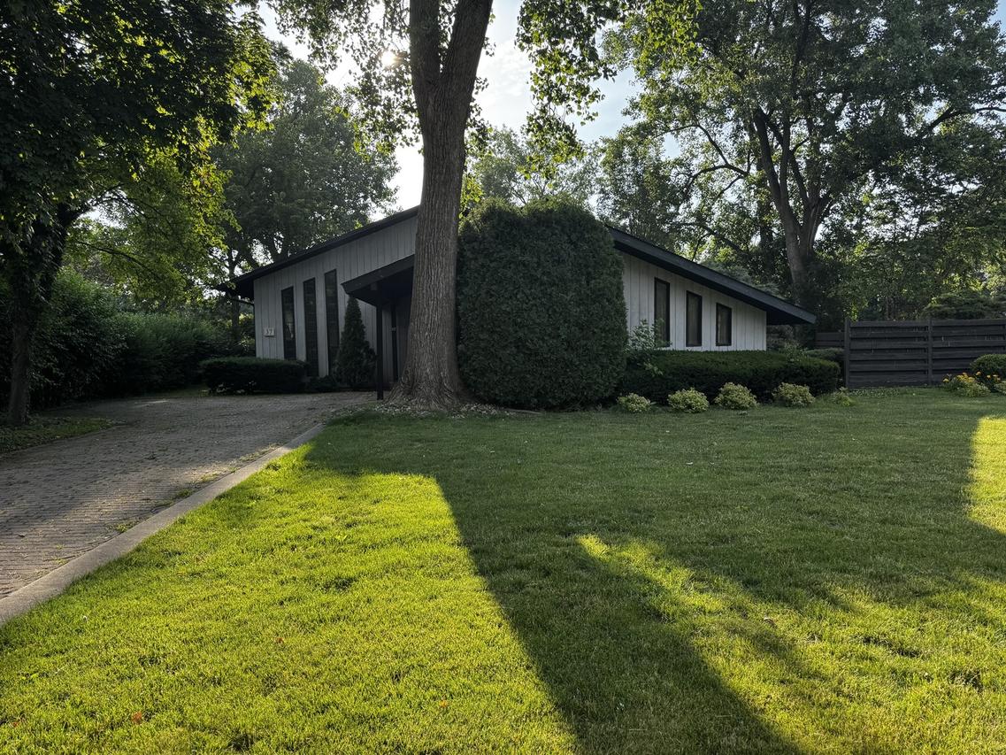 37 Sheffield Ln., Oak Brook, IL 60523